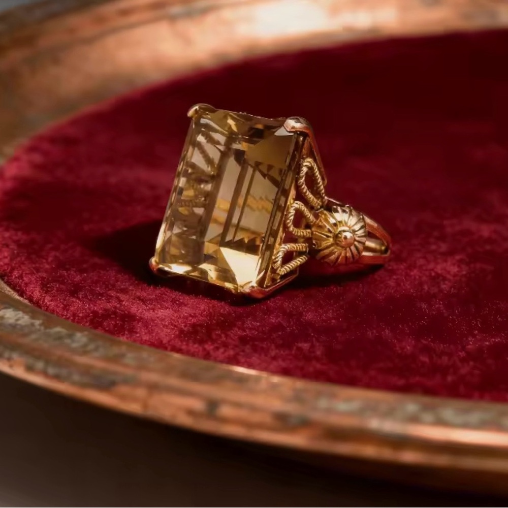 NEW Elegant Gold-Toned Statement Ring